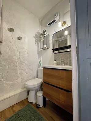 Dusche, Haartrockner, Handtücher, Seife