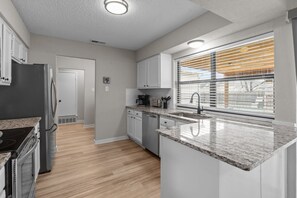 Kjøleskap, mikrobølgeovn, ovn og kokeplater