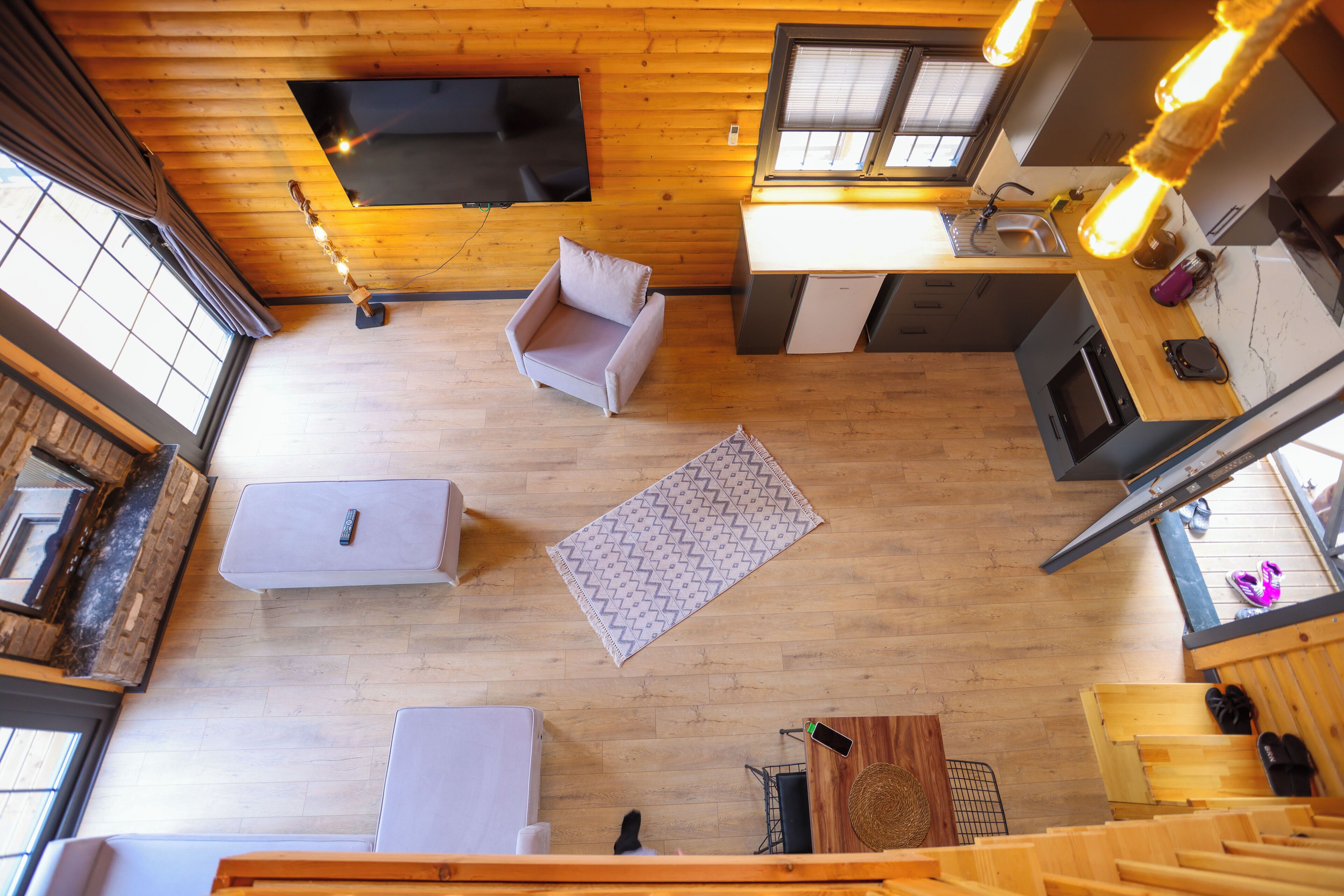 2 bedrooms, desk, laptop workspace, soundproofing