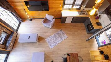 2 bedrooms, desk, laptop workspace, soundproofing