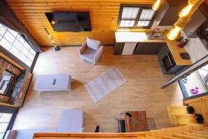 2 bedrooms, desk, laptop workspace, soundproofing