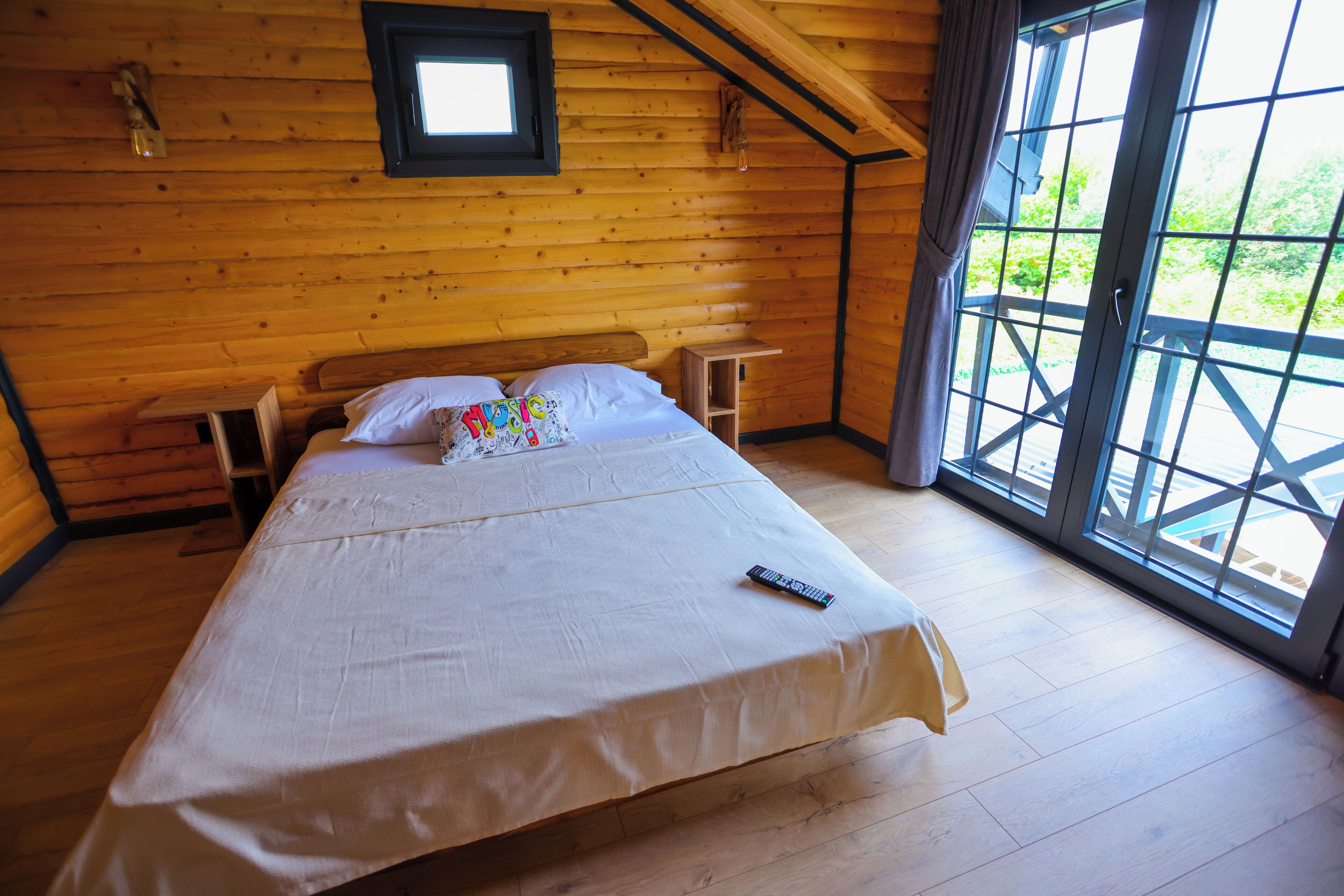 2 多间卧室、办公桌、笔记本电脑工作区、隔音