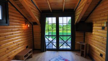 2 bedrooms, desk, laptop workspace, soundproofing