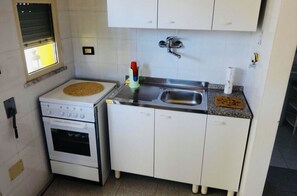 Refrigerador, parrilla de estufa, utensilios de cocina y comedor 
