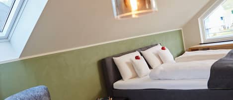 Suite estudio de lujo | 1 habitación, caja de seguridad en la habitación y cortinas blackout