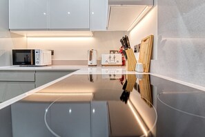 Refrigerador, microondas, horno y parrilla de estufa 
