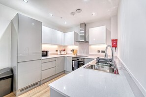 Fridge, microwave, oven, stovetop - Brand-New 1-Bedroom Apartment |  Sleeps 4 (West Midlands)