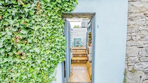 A narrow stone staircase leading to a door, surrounded by lush green ivy. - Cosy Retreat in Galway City Centre (Galway)