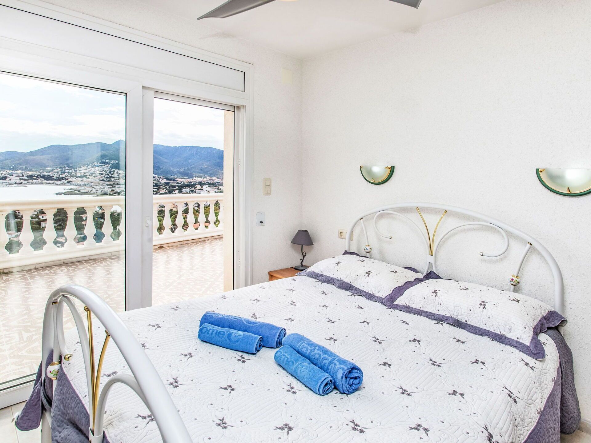 2 slaapkamers, reisbedje