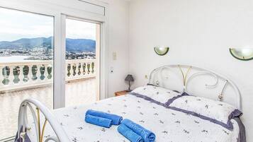 2 slaapkamers, reisbedje