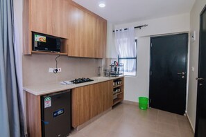 Fridge, microwave, stovetop, electric kettle - Tranquil studio near Wilson Airport (Nairobi)