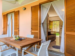 Outdoor dining - Cosy apartment for 3 people with A/C, TV, patio and pets allowed (Dorio)