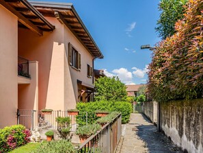 Property grounds - Cosy apartment for 3 people with A/C, TV, patio and pets allowed (Dorio)