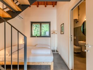 2 bedrooms, travel cot, free WiFi