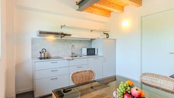 GeschirrspĂŒler, Toaster, Hochstuhl, Esstisch