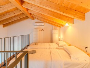2 bedrooms, travel cot, free WiFi