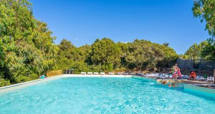 Atemberaubendes alleinstehendes Ferienhaus mit Pool, Klimaanlage, Terrasse und Haustiere erlaubt