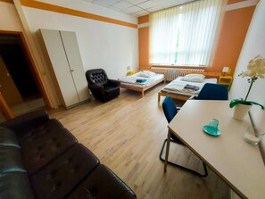 3 عدّة غرف نوم وواي فاي وملاءات أسرّة