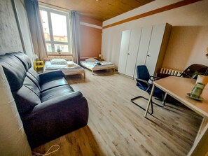 3 عدّة غرف نوم وواي فاي وملاءات أسرّة