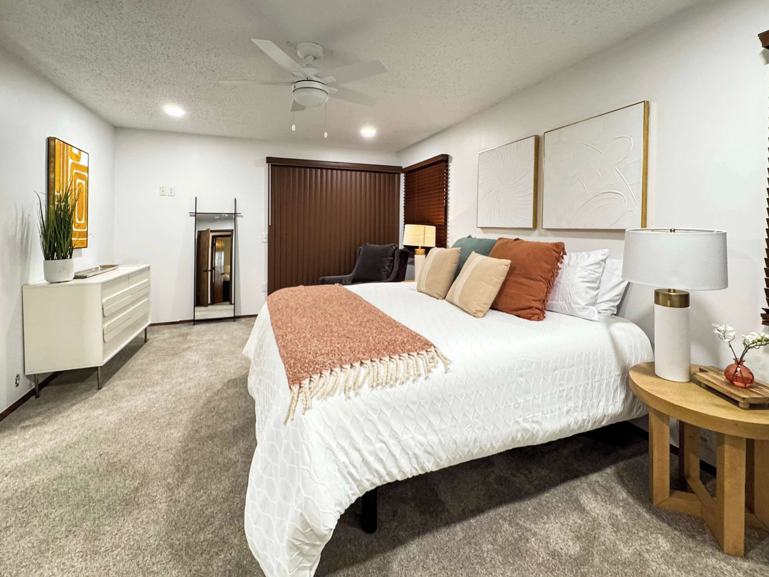 3 slaapkamers, een bureau, een strijkplank/strijkijzer, wifi