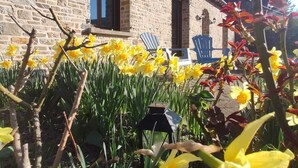 A stone building with a sloped roof and a small window. - Gîte Le Karrdi (10 pers) in Brittany, ideal for families. Pets welcome! (Landavran)