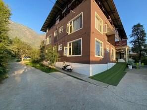 Front of property - Rozan Jaai Orchard Hotel (Srinagar)