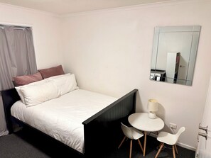 2 bedrooms, iron/ironing board, free WiFi, bed sheets - Sunny Shackell- 12pm checkout, pet friendly (Echuca)