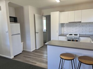 Frigorífico, placa de cocina y lavavajillas