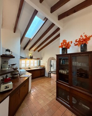 Kühlschrank, Ofen, Herdplatte, Kochgeschirr/Geschirr/Besteck