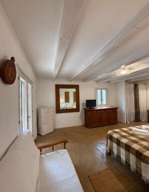 4 bedrooms, iron/ironing board, bed sheets