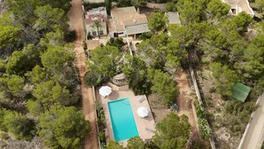 An aerial view of a property with a swimming pool, surrounded by dense greenery and a paved driveway. - HOUSE WITH POOL AND ANNEX NEAR THE BEACHES OF ES PUJOLS (ET-41113) (Formentera)