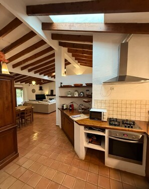 Kühlschrank, Ofen, Herdplatte, Kochgeschirr/Geschirr/Besteck