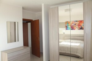 Deluxe appartement, balkon, uitzicht op de stad | 1 slaapkamer, een strijkplank/strijkijzer, gratis wifi