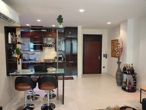 Bar (on property) - Luxury 1 Bdrm fully Furnished Aptm in Cantonments, Accra with Swimming pool (Accra)