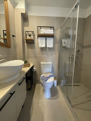 Comfort Apartment, Balcony, Sea View | Bathroom | Shower, hair dryer, towels, soap