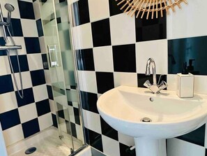 Bathroom - Triplex in the heart of Le Palais with Internet (Le Palais)