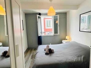 2 bedrooms, free WiFi - Triplex in the heart of Le Palais with Internet (Le Palais)