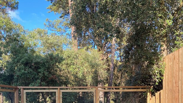 A hot tub on a wooden deck surrounded by trees. - Villa with sea access and spa (Saint-Vincent-sur-Jard)