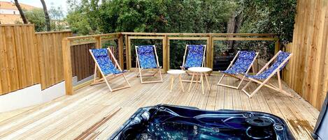 Outdoor spa tub