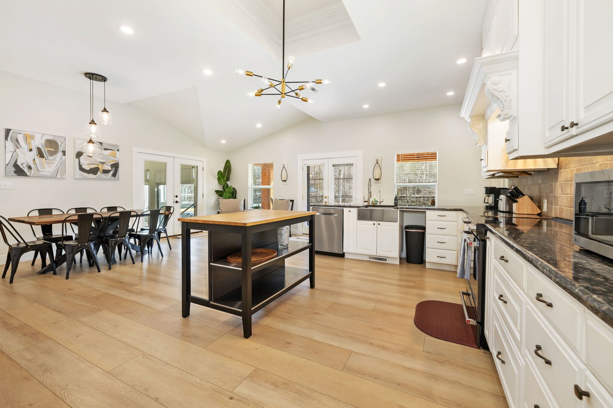 Køleskab, mikrobølgeovn, ovn, kogeplade