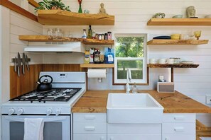 Refrigerador, horno, parrilla de estufa y cafetera y tetera 