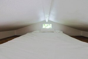 1 habitación, tabla de planchar con plancha, cuna de viaje y wifi 