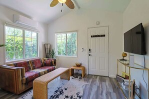 TV, offices - The Topanga Bungalow by Colby & Conrad (Topanga)