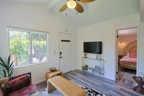 1 habitación, tabla de planchar con plancha, cuna de viaje y wifi