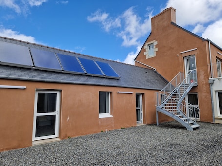 Double Room, Courtyard View | Soundproofing, bed sheets. Gîte d'étape du Cragou - OSTAL