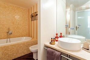 Suihku, ilmaiset hygieniatuotteet, hiustenkuivaaja, bidee