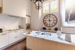 Geladeira, micro-ondas, fogão, cooktop