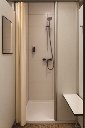 Shower, towels, soap, shampoo - Hotelkonkurrenz (Nuremberg)