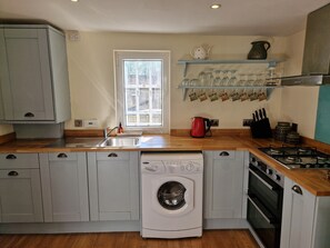 Comfort Apartment, City View | Private kitchen | Coffee/tea maker, electric kettle