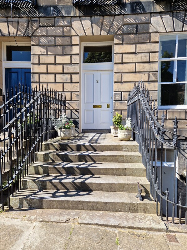 Front of property - JOIVY Gorgeous Georgian Flat (Edinburgh)